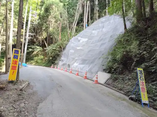 細田林道崩落工事2025コンクリート吹付作業完了-上直竹上分の写真